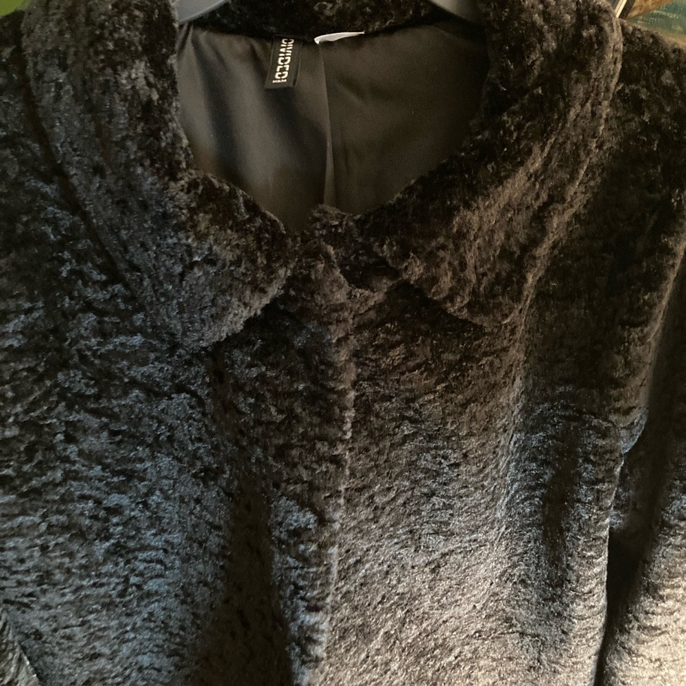 Faux fur.  snap button down jacket| Black| size large